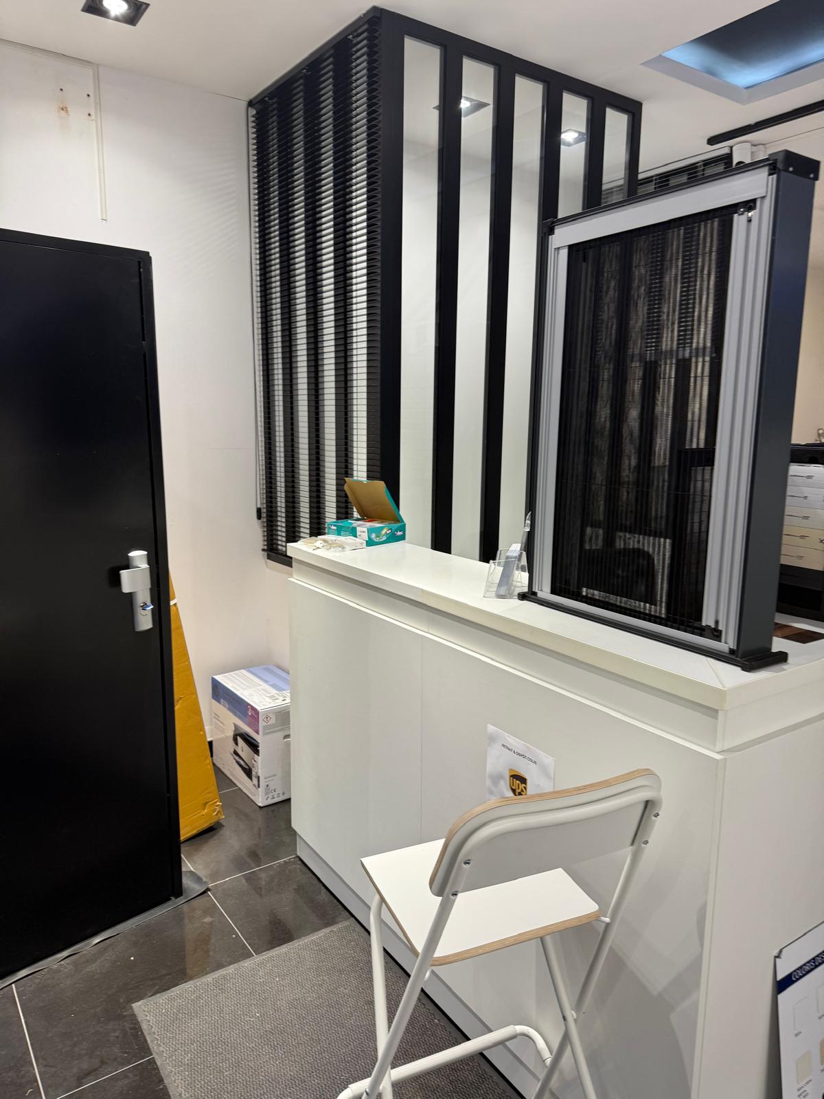 Moustiquaire enroulable et verrière d’atelier
