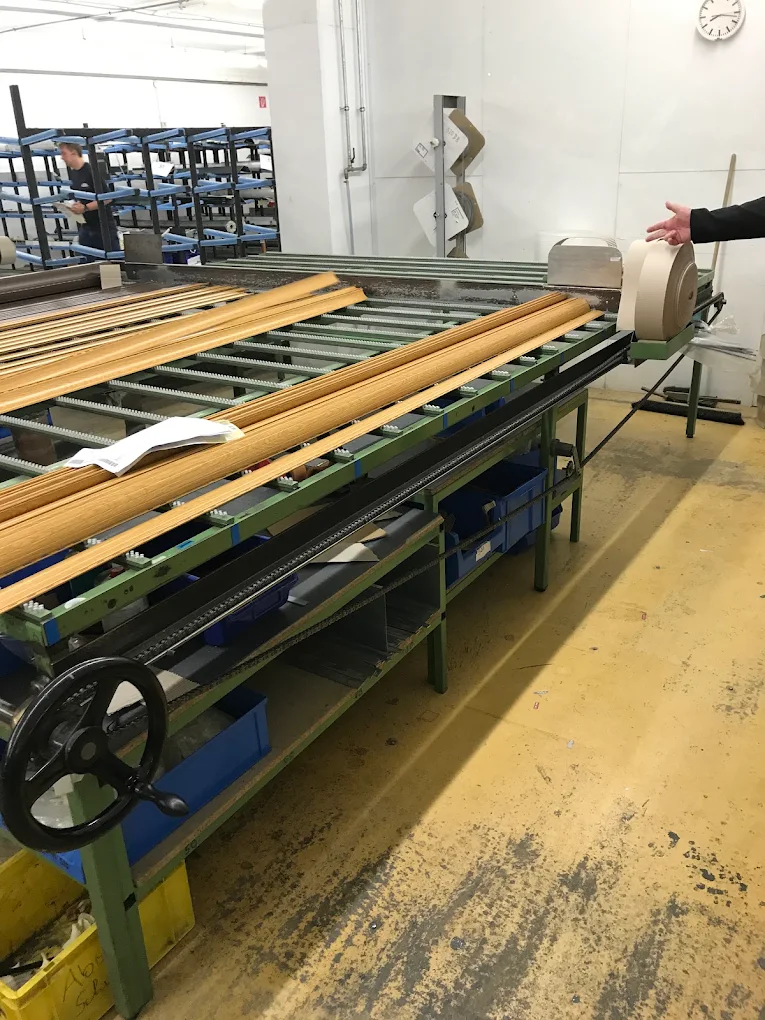 Ligne de fabrication de lames de volet roulant en atelier