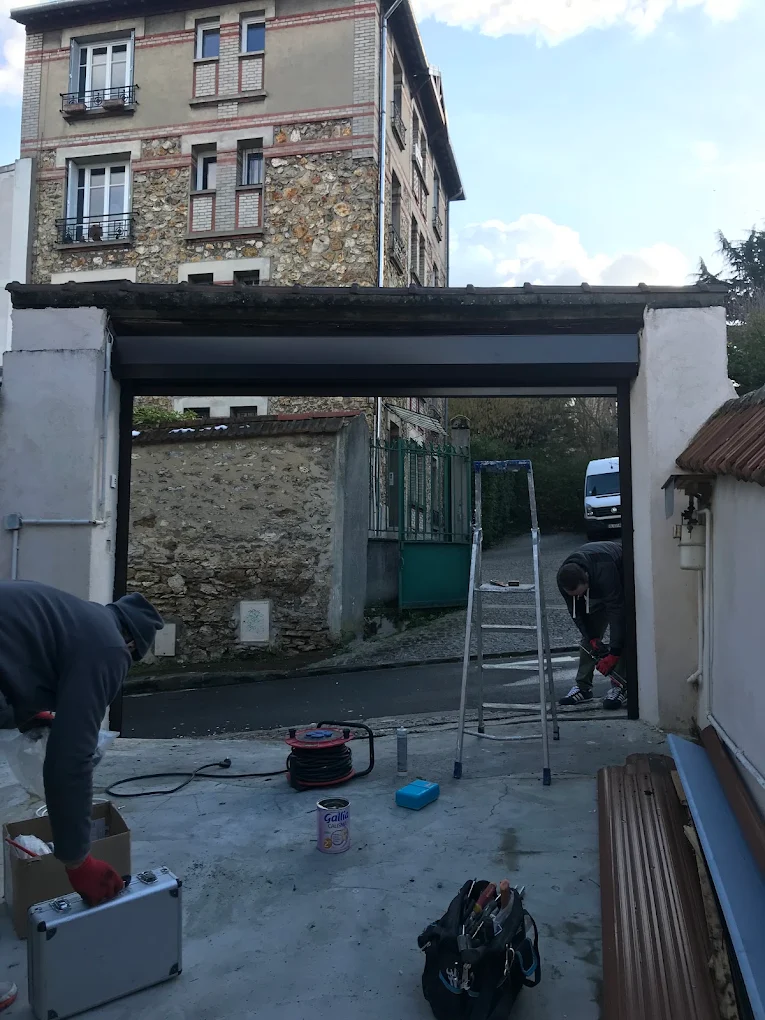 Chantier de motorisation sous un porche