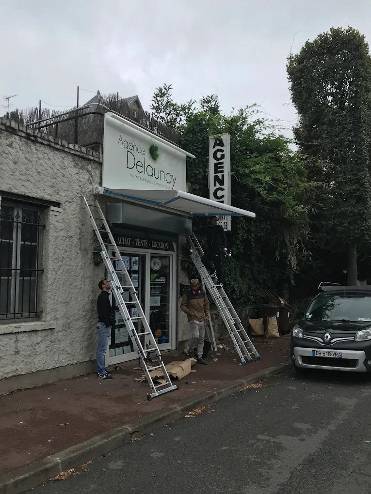 Pose d’un store banne sur la devanture d’un commerce