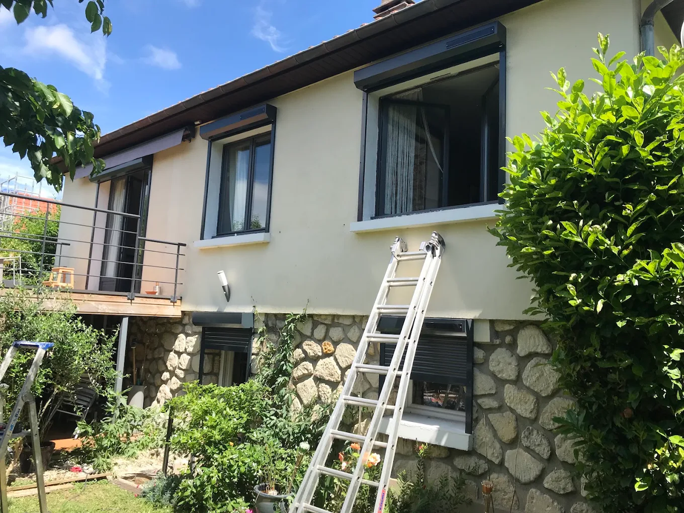 Pose de volets roulants sur une maison, échelle en place