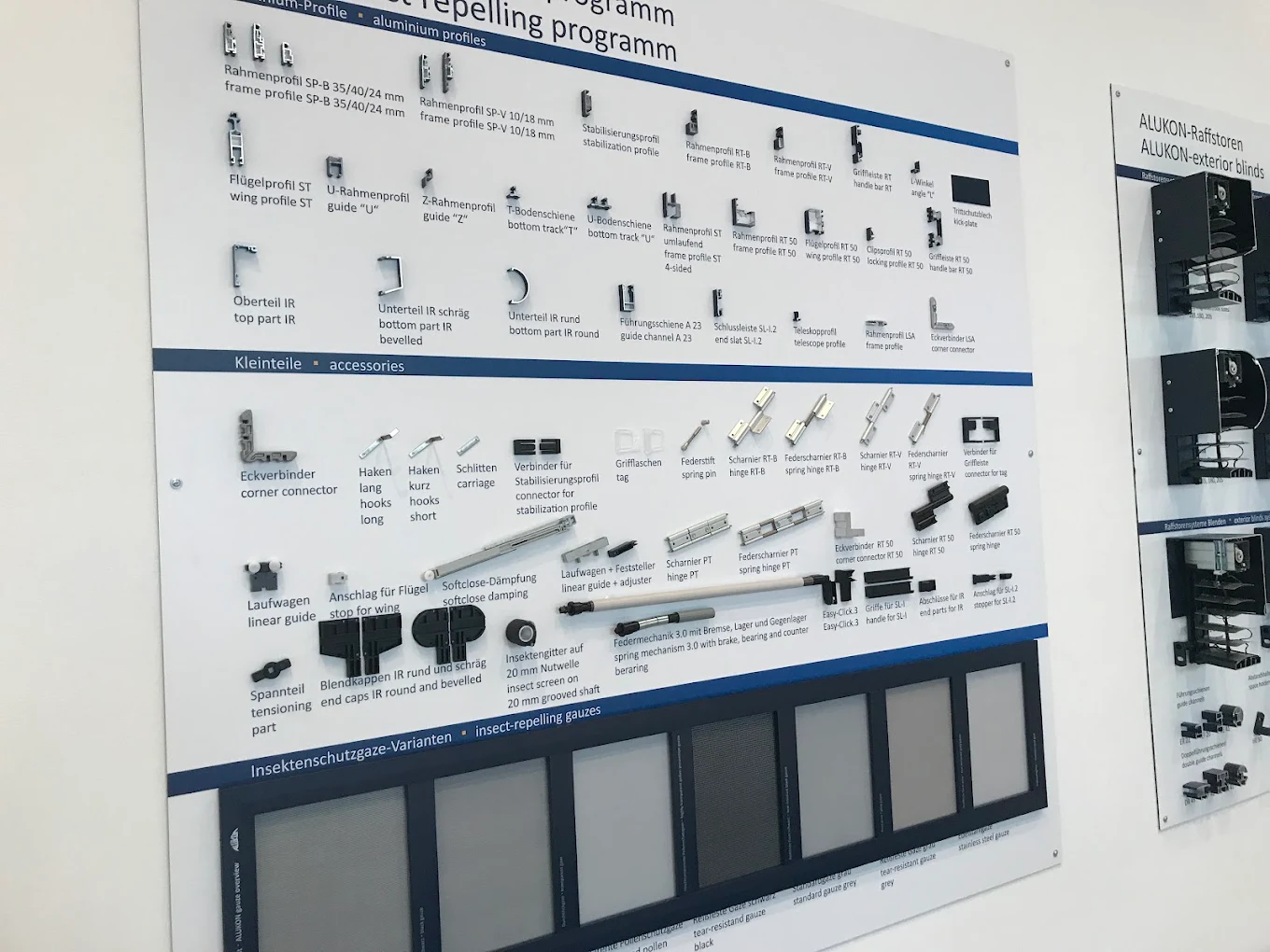 Tableau de profilés aluminium et de toiles de moustiquaire
