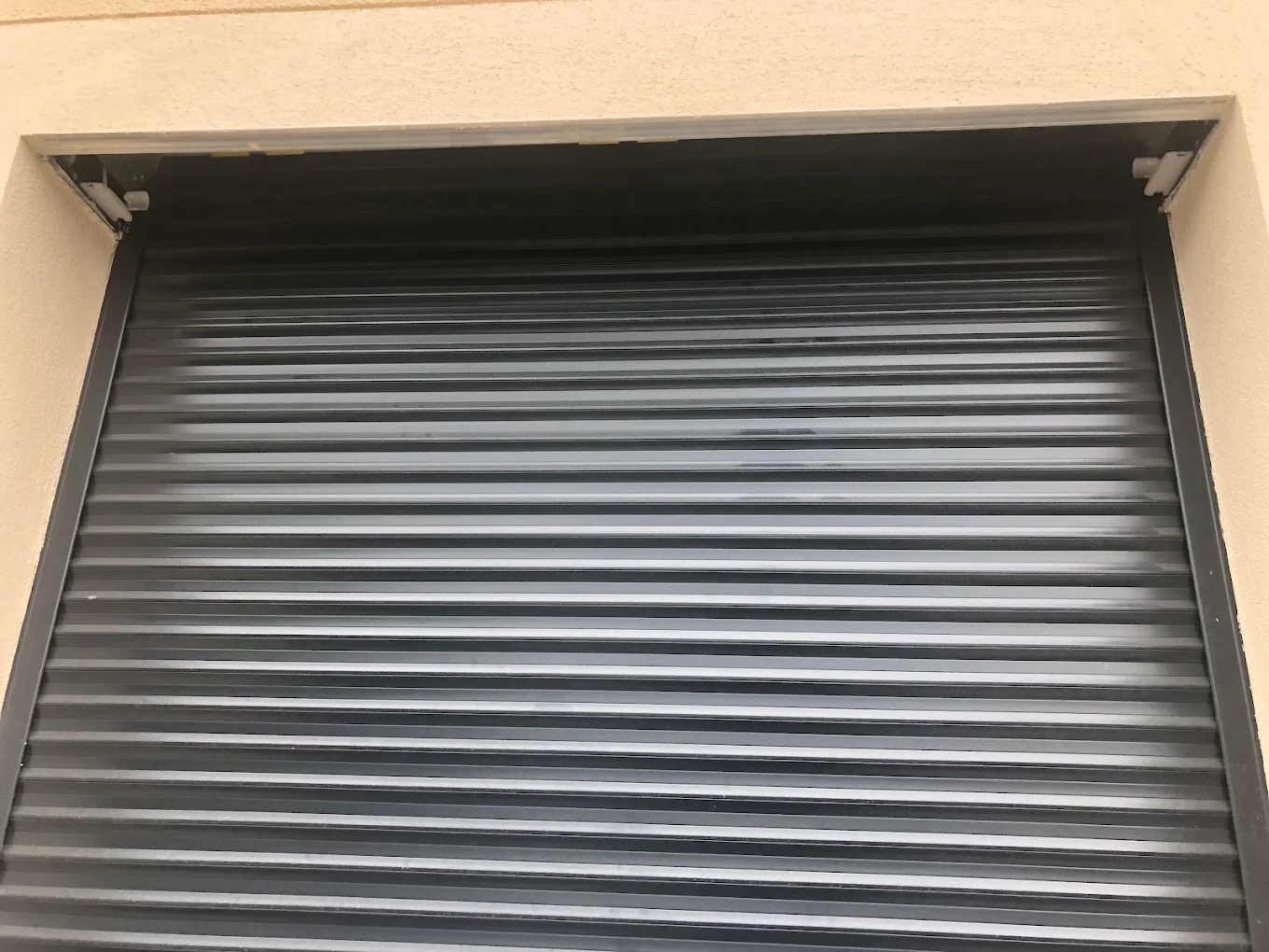 Volet roulant anthracite fermé, vu de près
