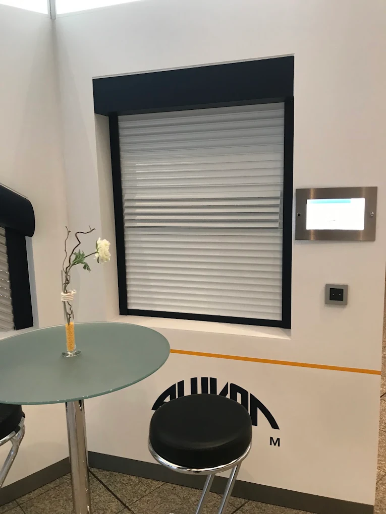 Volet roulant blanc avec commande murale