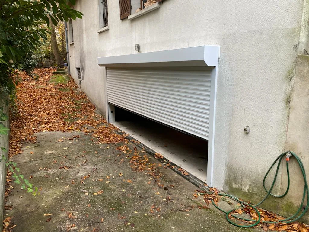 Volet roulant de porte de garage blanc